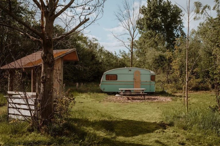 Caravan Meerdaagse Retraite Soulsister Tribe Overnacht in een heerlijk tweepersoonsbed in de knusse caravan aan de rand van het terrein en wordt wakker met het geluid van fluitende vogeltjes. Meerdaagse Retraite Soulsister Tribe bij Het WIlde Weg