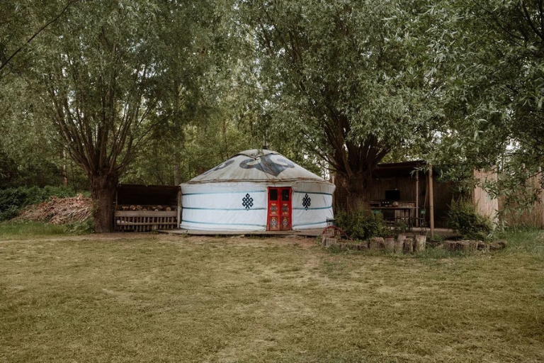 Meerdaagse Retraite Soulsister Tribe caravan Één van de prive accomedaties bij de Meerdaagse Retraite van Soulsister Tribe is de Mongoolse Yurt. Je kunt hier met 1-3 personen in slapen. Een heerlijk plekje bij Het Wilde Weg.